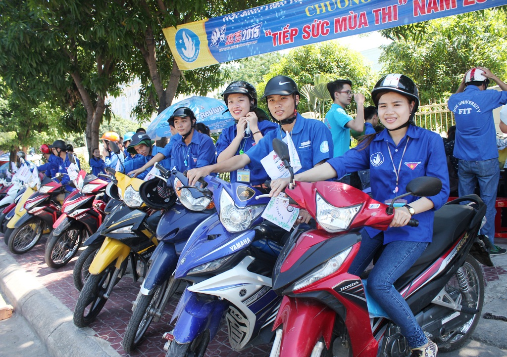 Đội nữ “xe ôm” tiếp sức mùa thi: Đã tình nguyện sợ gì ...đen da! - 1 Gần một nửa đội xe ôm tình nguyện tiếp sức mùa thi của Trường ĐH Vinh là nữ.