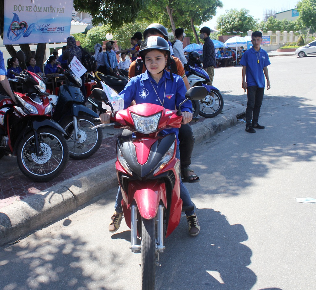 Đội nữ “xe ôm” tiếp sức mùa thi: Đã tình nguyện sợ gì ...đen da! - 3 Không khẩu trang, không găng tay, các nữ xe ôm cần mẫn chở thí sinh dưới cái nắng gần 40 độ C.