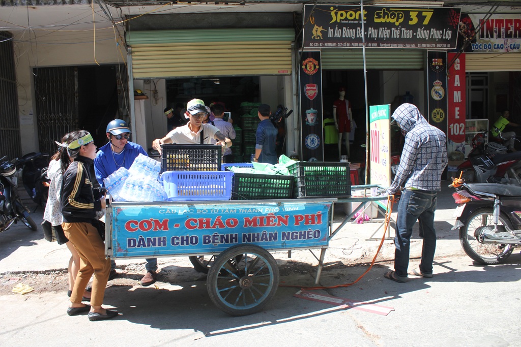 Dậy từ 2 giờ sáng nấu cơm phục vụ sỹ tử - 7 Vận chuyển các suất cơm đến điểm thi.