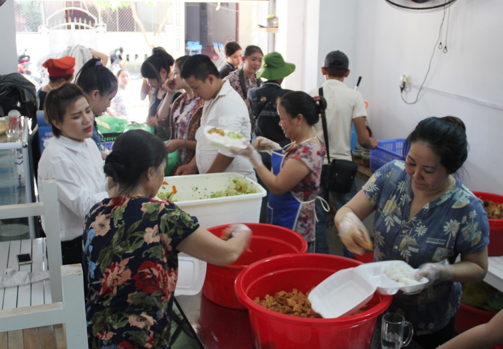 Dậy từ 2 giờ sáng nấu cơm phục vụ sỹ tử - 2 Phật tử chùa Hà chuẩn bị các phần cơm chay phục vụ thí sinh.