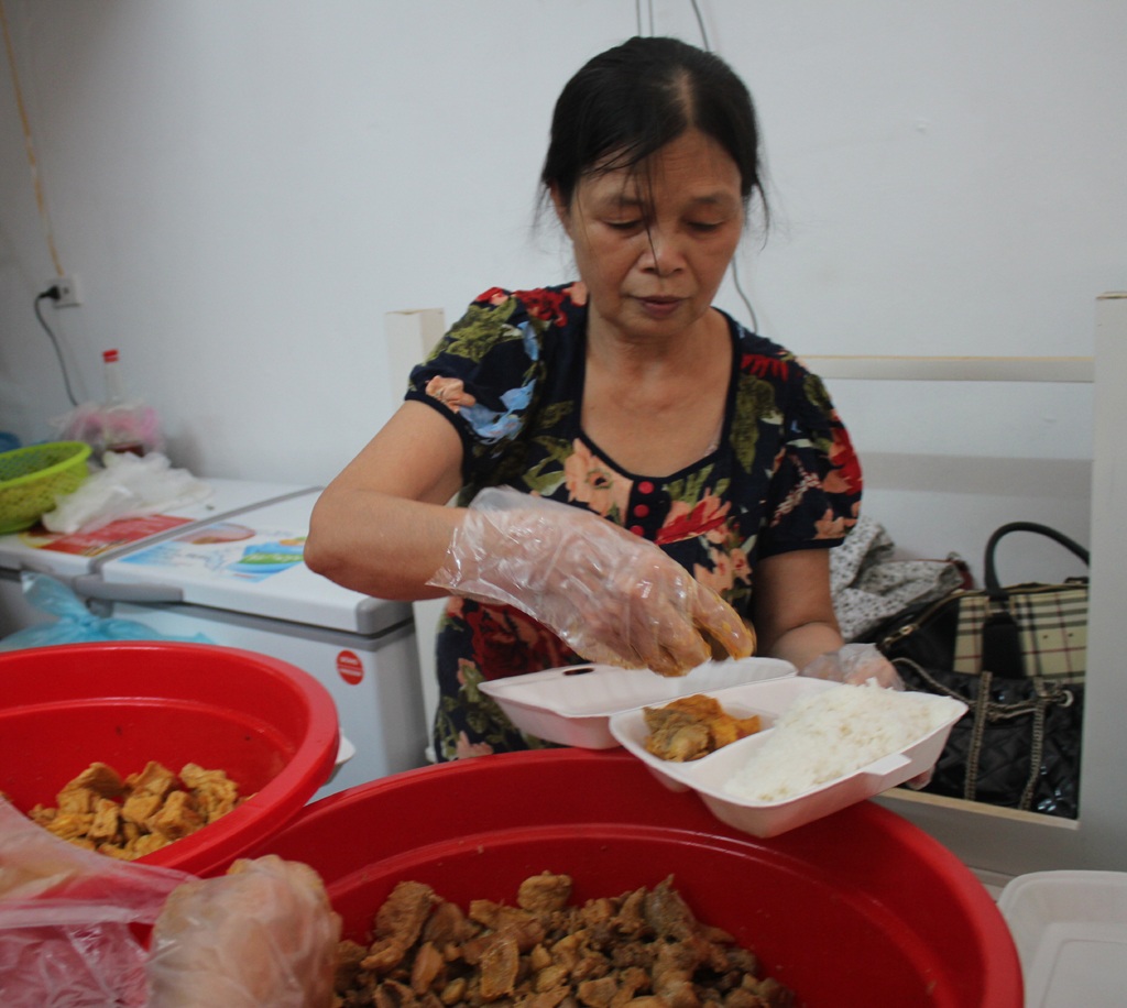 Dậy từ 2 giờ sáng nấu cơm phục vụ sỹ tử - 3 Những suất cơm đảm bảo chất dinh dưỡng và an toàn vệ sinh.