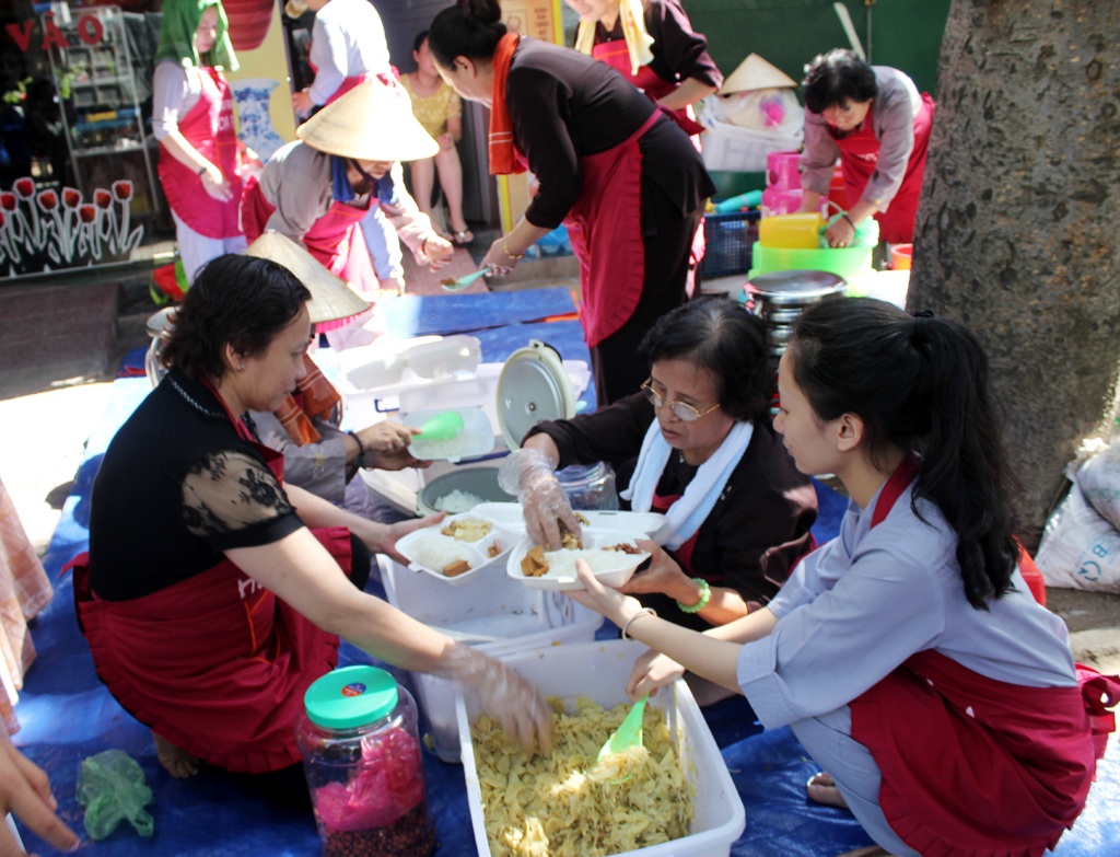Dậy từ 2 giờ sáng nấu cơm phục vụ sỹ tử - 1 Phật tử chùa Hà chuẩn bị các phần cơm chay phục vụ thí sinh.