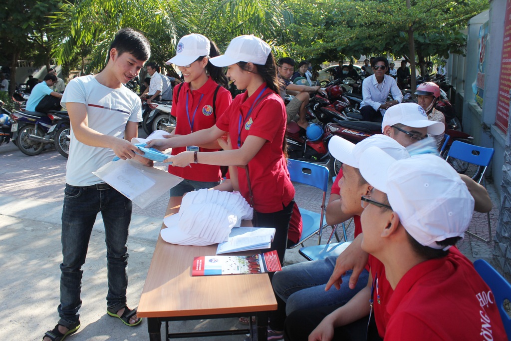 Đi thi từ lúc tờ mờ sáng - 9 Hai bố con Hiền lên đường đến điểm thi cùng với mấy chai nước treo trước xe. (Ảnh: Hoàng Lam)
