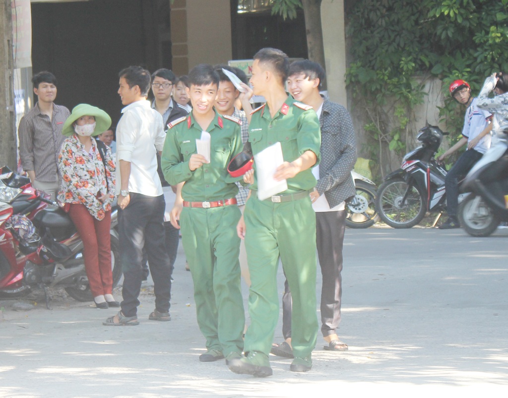 Đi thi từ lúc tờ mờ sáng - 8 Hai bố con Hiền lên đường đến điểm thi cùng với mấy chai nước treo trước xe. (Ảnh: Hoàng Lam)