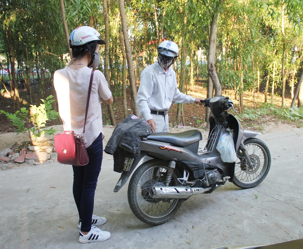 Đi thi từ lúc tờ mờ sáng - 7 Hai bố con Hiền lên đường đến điểm thi cùng với mấy chai nước treo trước xe. (Ảnh: Hoàng Lam)