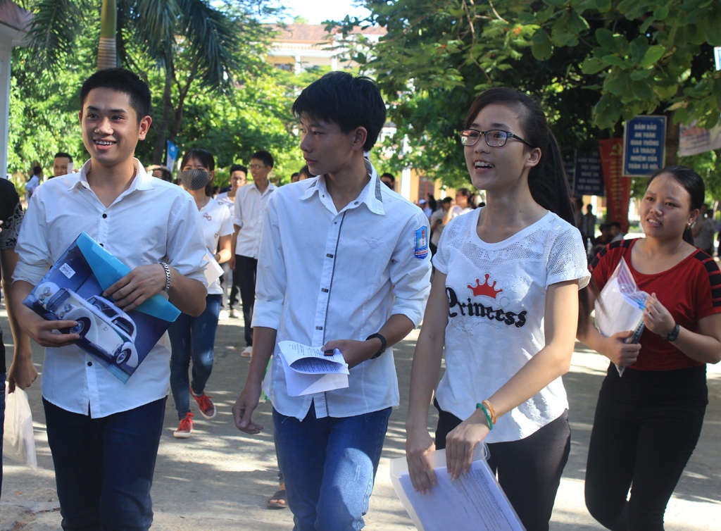 Các thí sinh tại điểm thi Trường ĐH Vinh sau khi hoàn thành môn thi Ngoại ngữ. (Ảnh: Hoàng Lam)