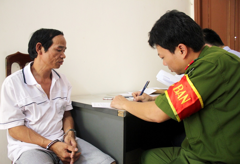 Bắt 6 đối tượng trốn truy nã ở các tỉnh phía Nam - 3 Trung tá Nguyễn Đức Hải - Phó GĐ Công an tỉnh Nghệ An chúc mừng thành công của tổ truy bắt PC52.