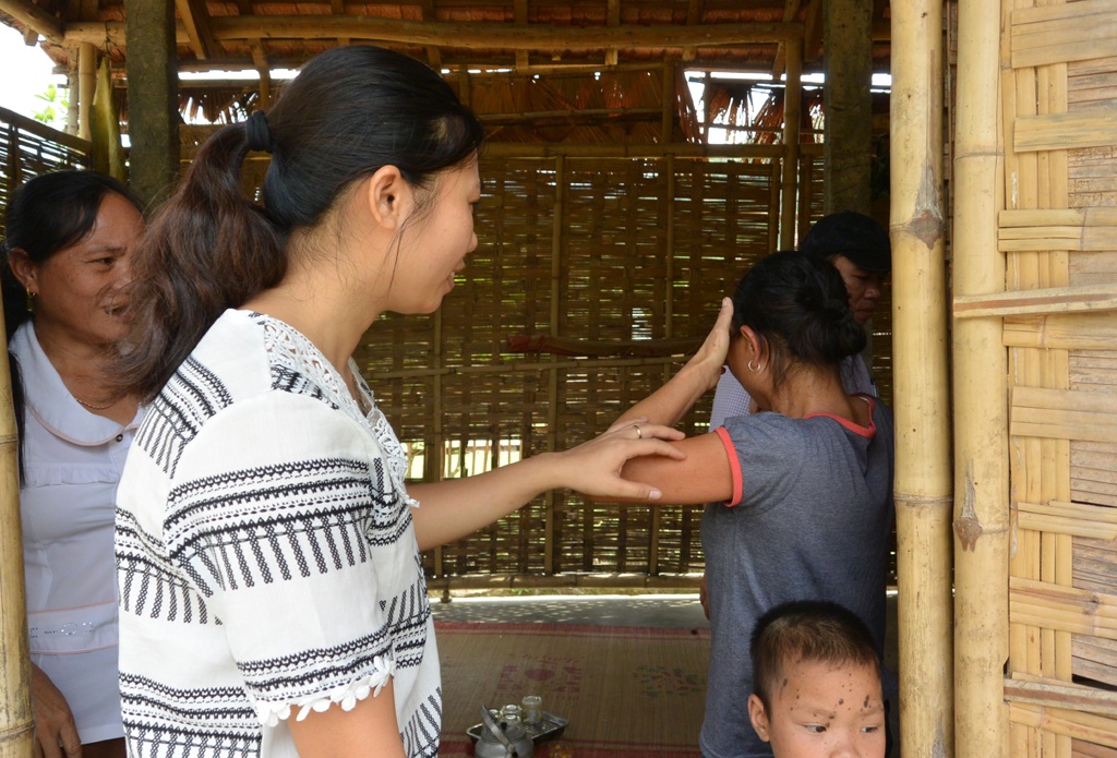 Chị Bạng bật khóc khi đón nhận tình cảm của bạn đọc Báo Dân trí.