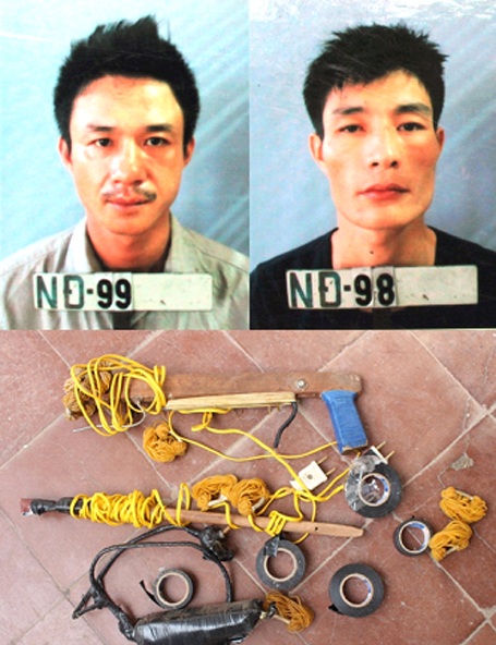 Chế súng điện để đi trộm chó - 1 Hai đối tượng cùng tang vật tại cơ quan điều tra Công an huyện Nam Đàn.