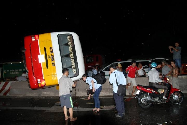 Tránh xe máy, xe khách “vắt ngang” giải phân cách - 2 Vụ tai nạn khiến 3 người bị thương, các hành khách khác hoảng loạn.