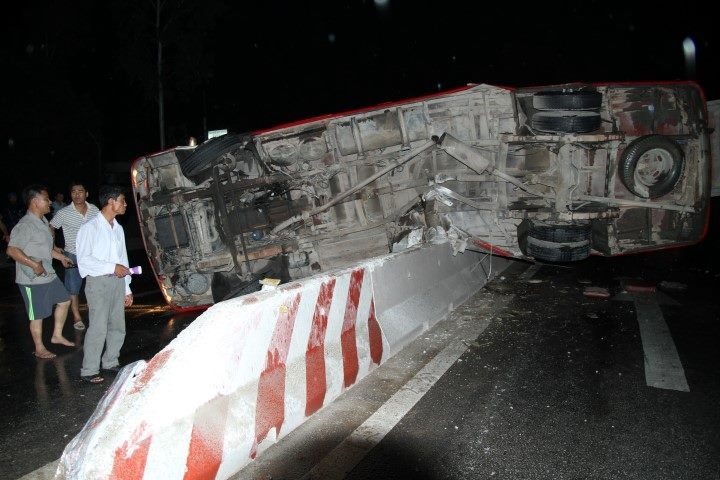 Tránh xe máy, xe khách “vắt ngang” giải phân cách - 1 Chiếc xe khách bắc ngang giải phân cách, sau khi tránh 2 xe máy đang cài nhau trên đường.