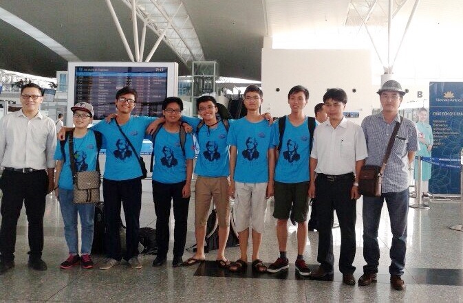 Cậu học trò "hiện thực hóa" giấc mơ Olympic gần 2 thập kỷ của trường Phan - 2 Hoàng Anh Tài (thứ 2 trái sang) cùng các bạn trong đội tuyển Olympic Toán
