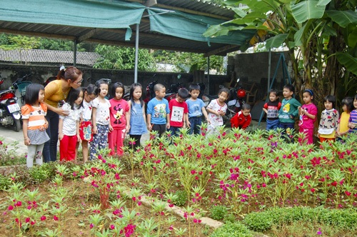 Gạt giáo viên đạt chuẩn, tuyển GV tiểu học đi dạy... mầm non - 2 Các cháu Trường mầm non thị trấn Anh Sơn trong giờ học thực nghiệm. (Ảnh: Sỹ Thuần)