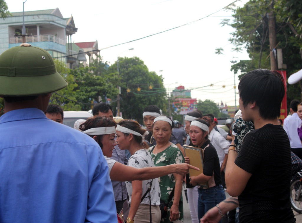 Người nhà bị hại chửi bới, gây hỗn loạn trước cổng tòa án - 4 Người nhà bị hại Nguyễn Như Quế Anh bày tỏ sự bức xúc.