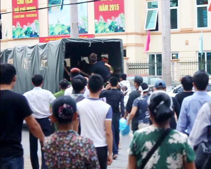 Người nhà bị hại tập trung trước cổng tòa án sau khi chủ tọa tuyên bố kéo dài thời gian nghị án.