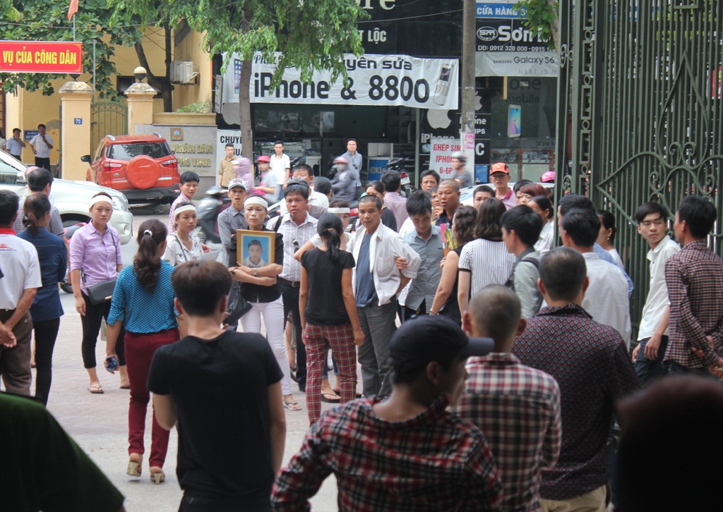 Người nhà bị hại chửi bới, gây hỗn loạn trước cổng tòa án - 2 Người nhà bị hại tập trung trước cổng tòa án sau khi chủ tọa tuyên bố kéo dài thời gian nghị án.