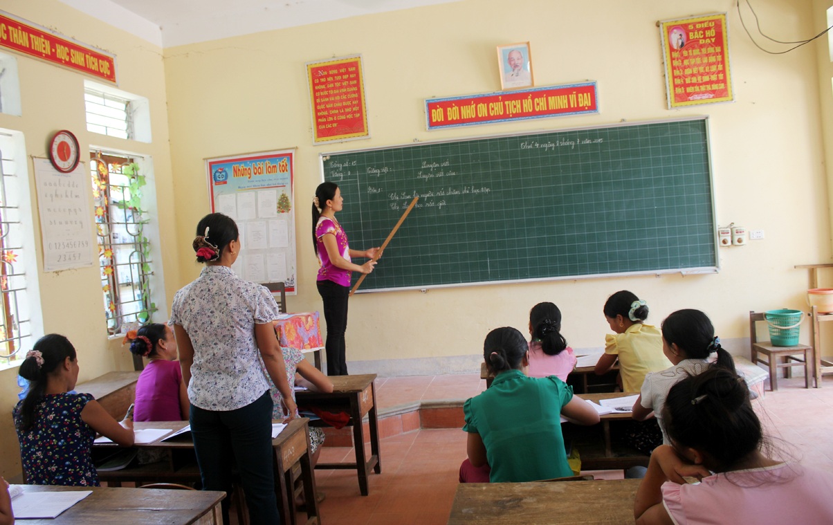 Niềm vui biết đọc chữ của “học trò” 66 tuổi - 2 Lớp xóa mù chữ bản Giáp Gát (Bình Sơn, huyện Anh Sơn, Nghệ An) có những học viên hơn 60 tuổi.