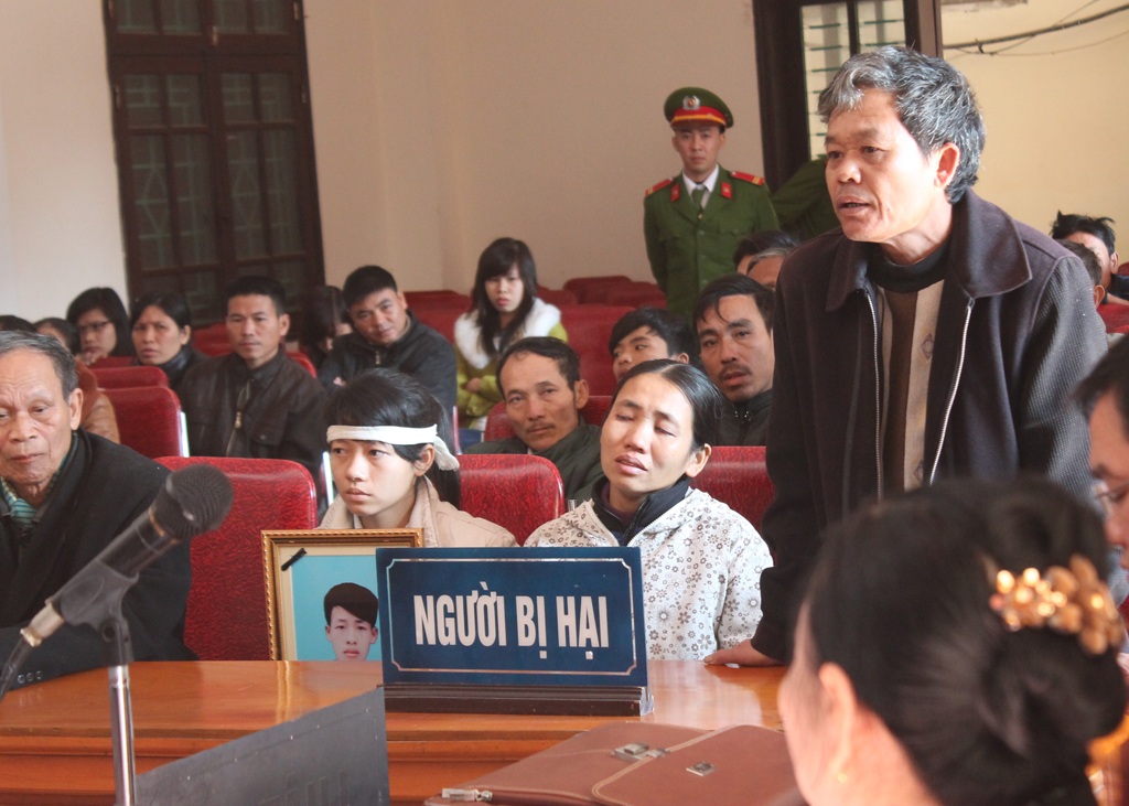 Nam sinh 15 tuổi đâm chết bạn lĩnh án 4 năm tù - 2 Gia đình bị hại Trần Văn Minh tại phiên tòa.