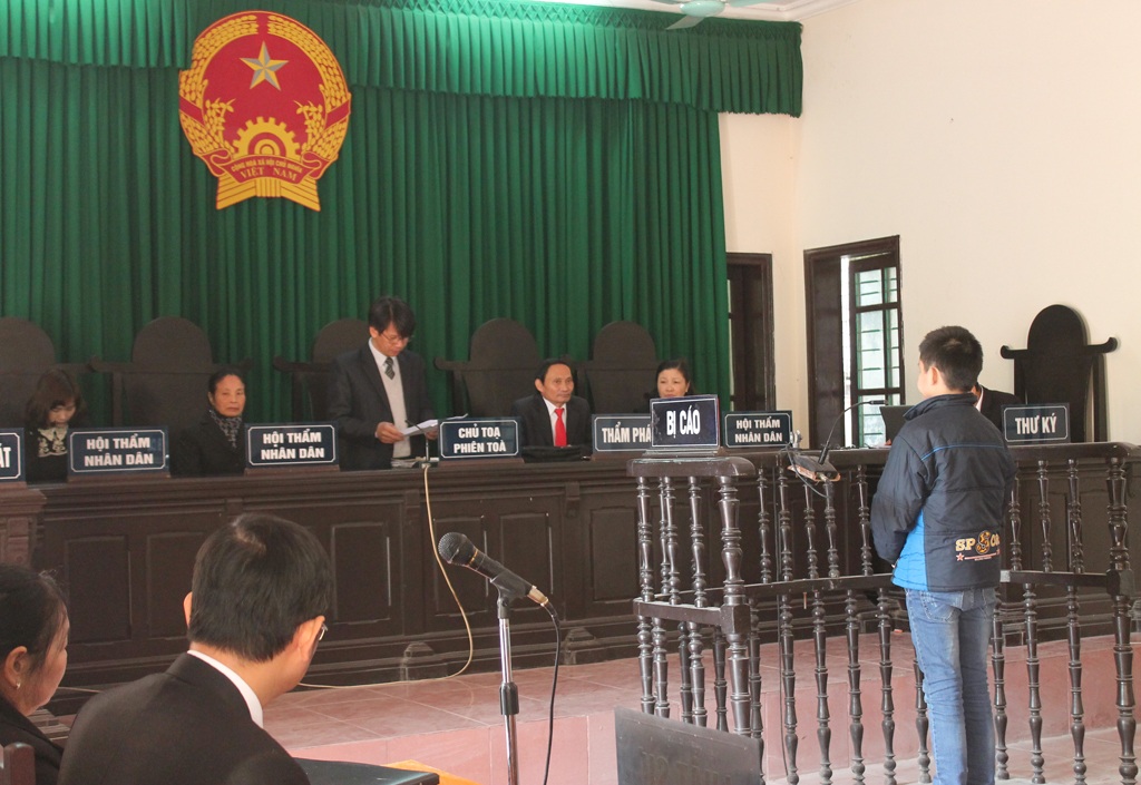 Nam sinh 15 tuổi đâm chết bạn lĩnh án 4 năm tù - 3 Gia đình bị hại Trần Văn Minh tại phiên tòa.