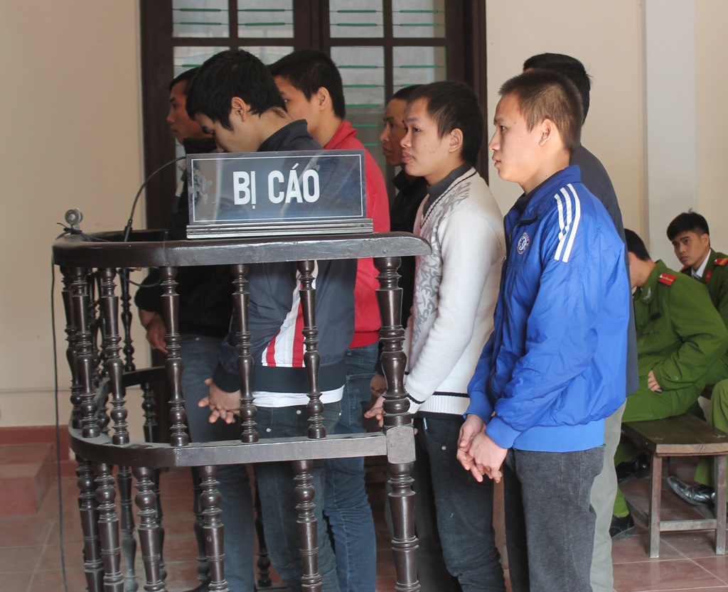 Đi "giải cứu" bạn, bị đối thủ đâm chết - 2 Các bị cáo trong vụ án trước vành móng ngựa.