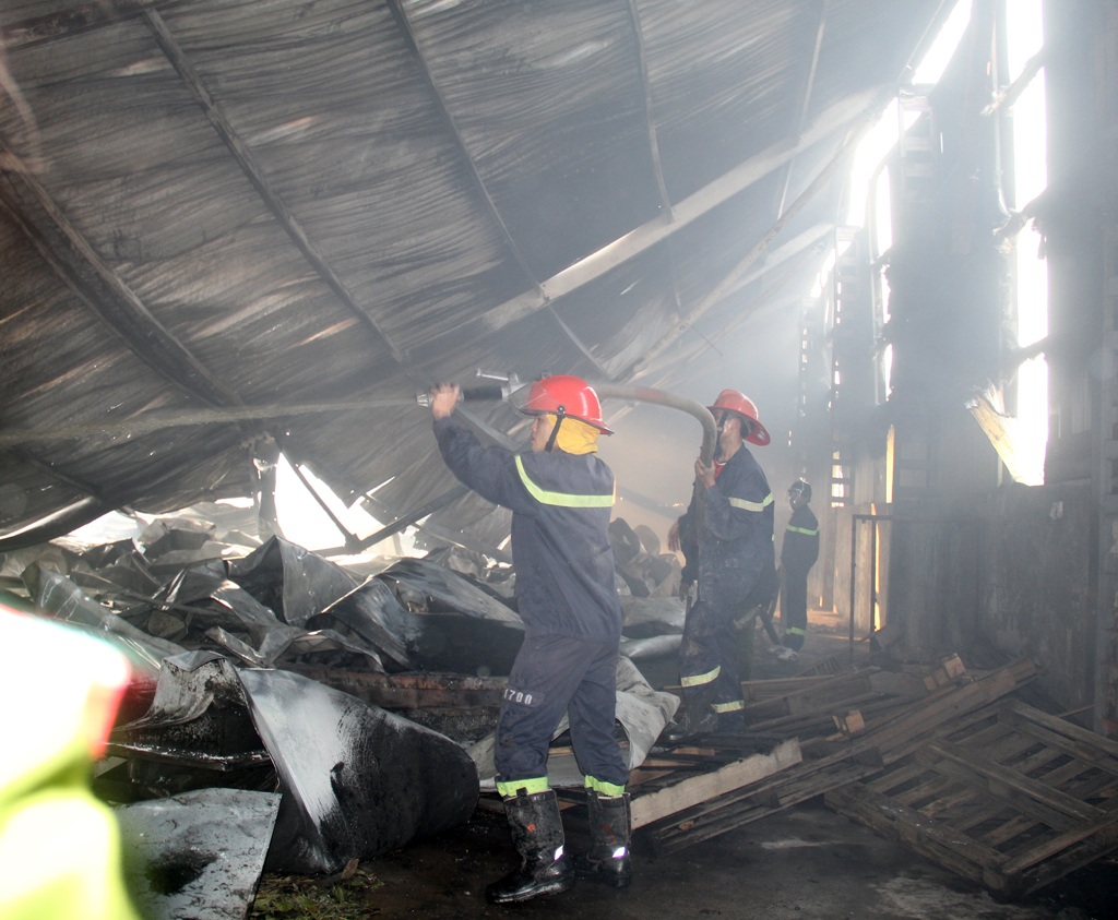 Huy động 70 cảnh sát dập lửa cứu kho hàng rộng 1.000m2 - 7 Toàn bộ kho xưởng đã bị thiêu rụi.