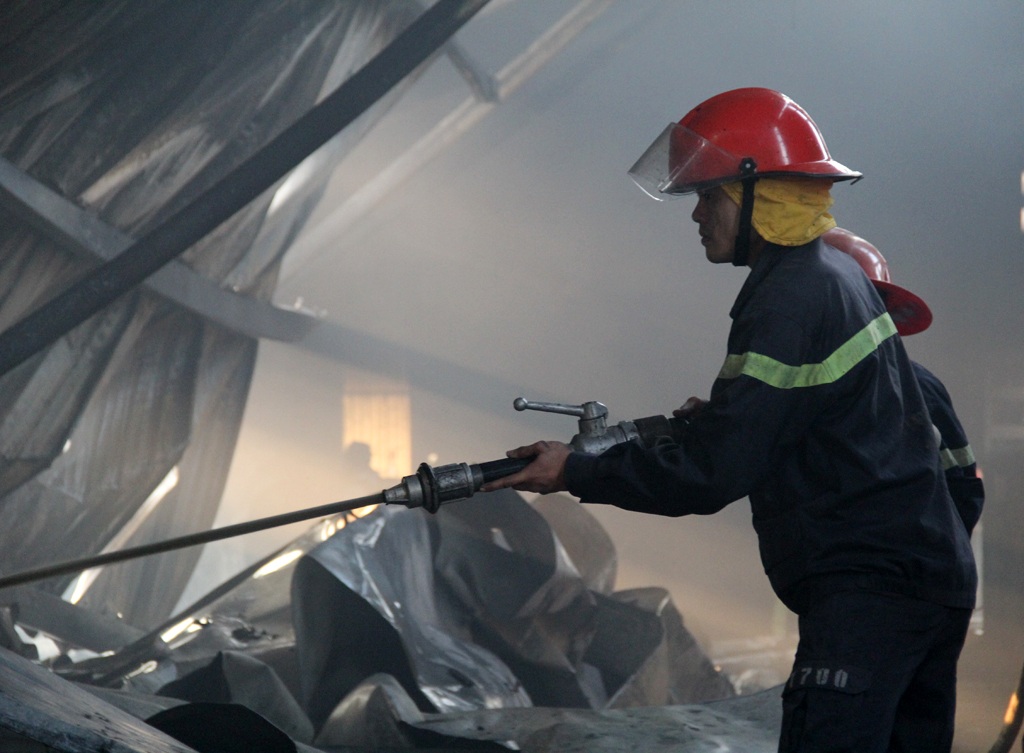 Huy động 70 cảnh sát dập lửa cứu kho hàng rộng 1.000m2 - 6 Toàn bộ kho xưởng đã bị thiêu rụi.