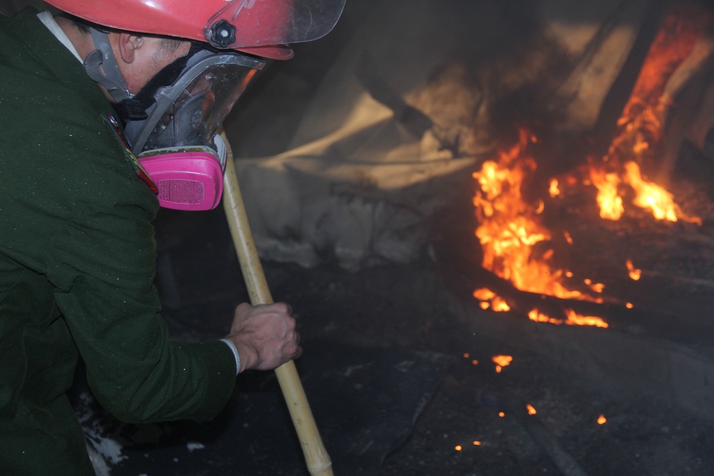 Huy động 70 cảnh sát dập lửa cứu kho hàng rộng 1.000m2 - 5 Toàn bộ kho xưởng đã bị thiêu rụi.