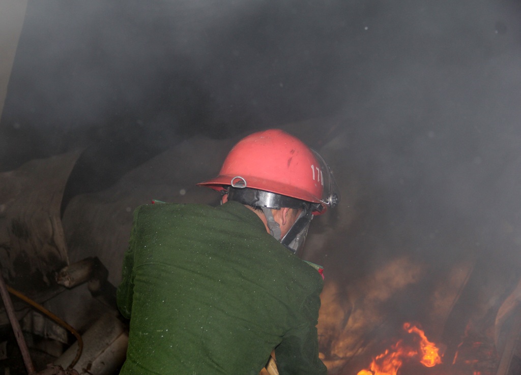 Huy động 70 cảnh sát dập lửa cứu kho hàng rộng 1.000m2 - 4 Toàn bộ kho xưởng đã bị thiêu rụi.