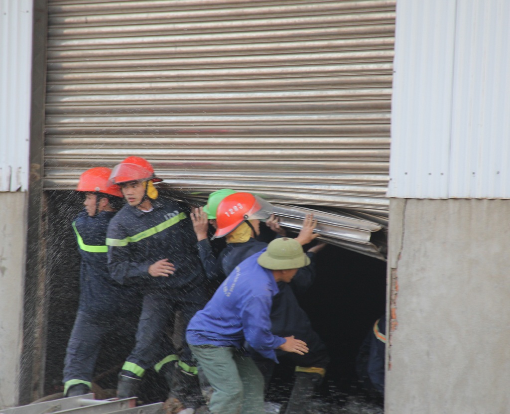 Huy động 70 cảnh sát dập lửa cứu kho hàng rộng 1.000m2 - 3 Lực lượng chức năng phải phá cửa để vào.