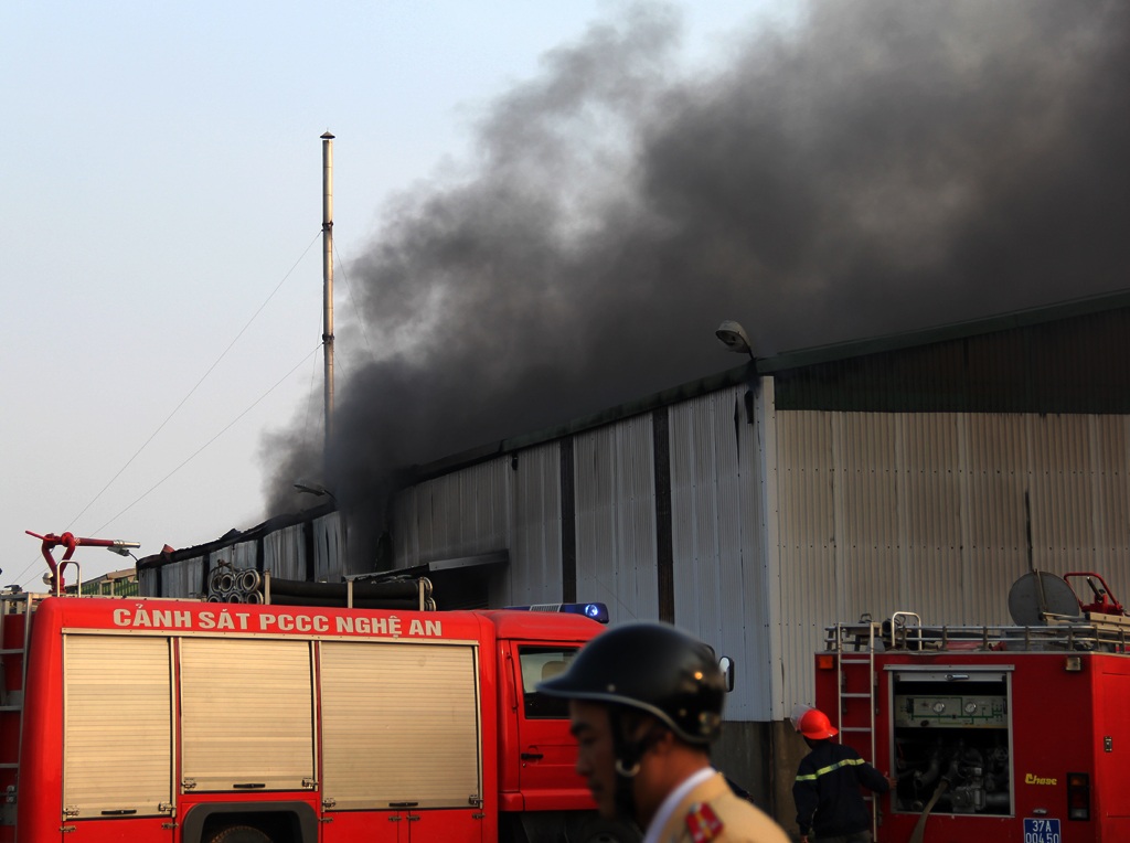 Huy động 70 cảnh sát dập lửa cứu kho hàng rộng 1.000m2 - 2 Lực lượng chức năng phải phá cửa để vào.