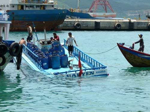 Tàu du lịch tự chìm trong đêm - 1 Tàu du lịch tự chìm trong đêm - 1
