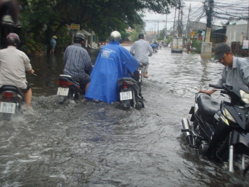 Sau cơn mưa, phố lại thành sông - 2