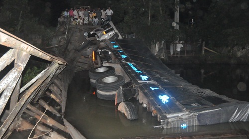 Sập cầu, xe chở 40 tấn gạo đổ nhào xuống sông - 1