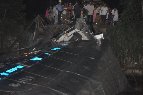 Sập cầu, xe chở 40 tấn gạo đổ nhào xuống sông - 2