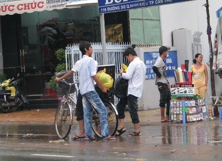 Mưa lớn bất ngờ, sĩ tử về quê muộn - 1 Mưa lớn bất ngờ, sĩ tử về quê muộn - 1