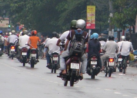 Mưa lớn bất ngờ, sĩ tử về quê muộn - 2 Mưa lớn bất ngờ, sĩ tử về quê muộn - 2