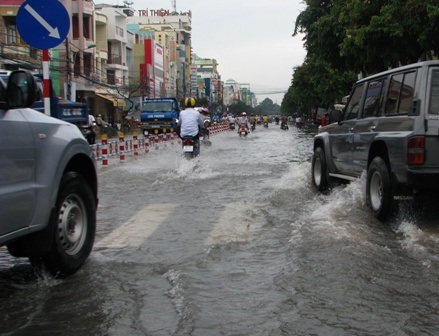 Mưa lớn bất ngờ, sĩ tử về quê muộn - 3 Mưa lớn bất ngờ, sĩ tử về quê muộn - 3