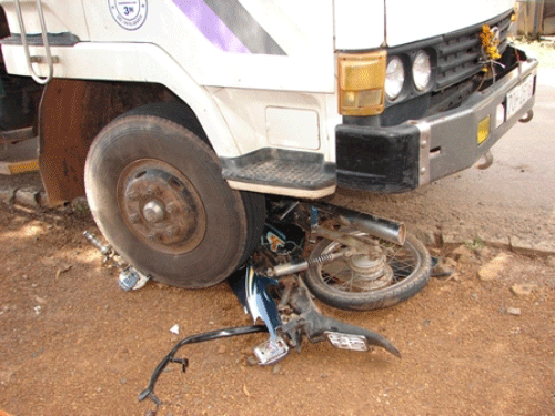 Qua mặt xe tải, xe buýt cán chết người - 2 Qua mặt xe tải, xe buýt cán chết người - 2