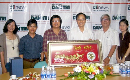 Lãnh đạo TPHCM thăm Văn phòng phía Nam báo Dân trí - 2