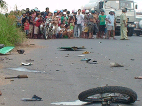 Qua mặt xe tải, xe buýt cán chết người - 1 Qua mặt xe tải, xe buýt cán chết người - 1