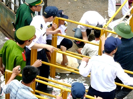 Hai khán giả nhập viện vì bị trâu chọi húc - 3 Hai khán giả nhập viện vì bị trâu chọi húc - 3