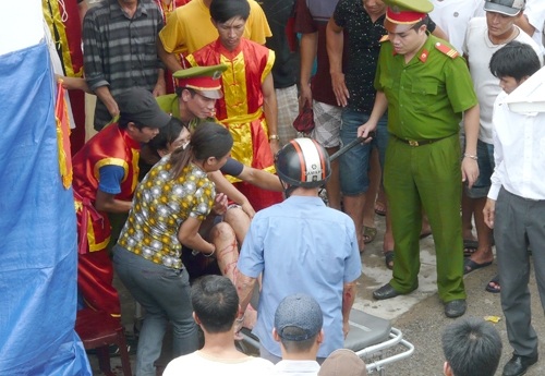 Hai khán giả nhập viện vì bị trâu chọi húc - 4 Hai khán giả nhập viện vì bị trâu chọi húc - 4