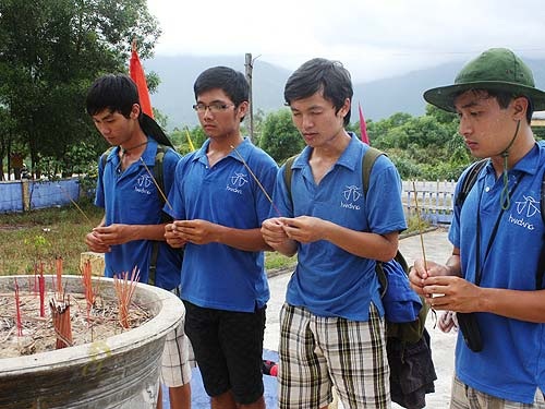 4 chàng trai đi bộ xuyên Việt vì môi trường  - 2