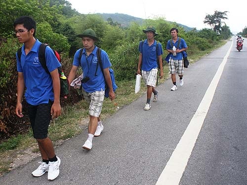 4 chàng trai đi bộ xuyên Việt vì môi trường  - 1