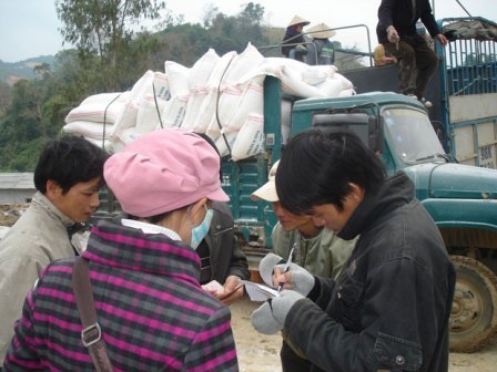 Khẩn trương kiểm tra việc xuất khẩu qua biên giới - 1 Khẩn trương kiểm tra việc xuất khẩu qua biên giới - 1