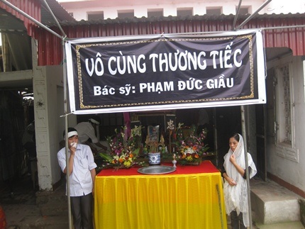 Quặn đau đám tang bác sĩ chết dưới lưỡi dao man rợ - 1 Quặn đau đám tang bác sĩ chết dưới lưỡi dao man rợ - 1
