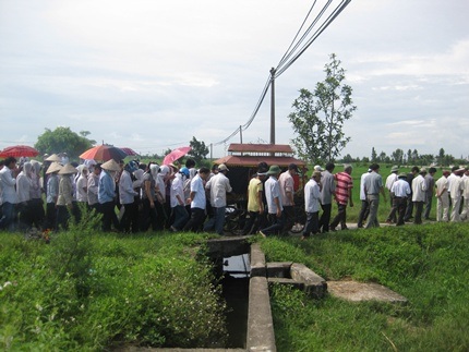 Quặn đau đám tang bác sĩ chết dưới lưỡi dao man rợ - 2 Quặn đau đám tang bác sĩ chết dưới lưỡi dao man rợ - 2