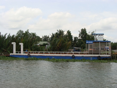 Gái trẻ, “đại gia” ăn nhậu trên “du thuyền”  - 1