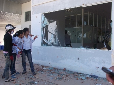 Hàng trăm người đập nát trụ sở Golden Hills  - 1