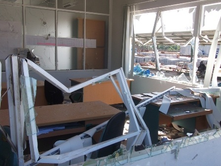 Hàng trăm người đập nát trụ sở Golden Hills  - 2